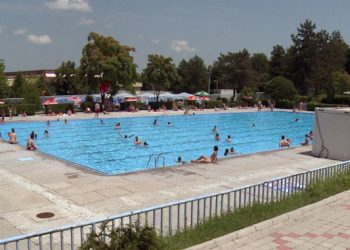 Škola plivanja na zaječarskom bazenu (VIDEO)