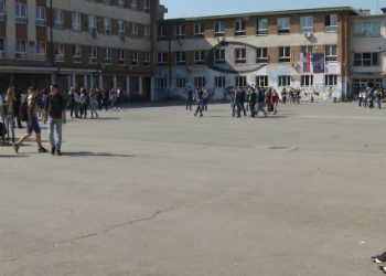 Udruženje “Živojin Mišić” nakon predavanja u Tehničkoj školi deli besplatne primerke knjige sa savetima za uspešnu karijeru