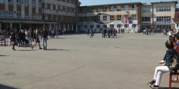 Udruženje “Živojin Mišić” nakon predavanja u Tehničkoj školi deli besplatne primerke knjige sa savetima za uspešnu karijeru