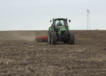 Emisija SELO I POLJOPRIVREDA T1 televizije: U Delta Agraru neposredno pred kišu pripremali zemljište za jesenju setvu (VIDEO)