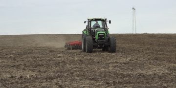 Emisija SELO I POLJOPRIVREDA T1 televizije: U Delta Agraru neposredno pred kišu pripremali zemljište za jesenju setvu (VIDEO)