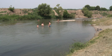 Prvi kupači na Vanjinom jazu otvorili sezonu (VIDEO)