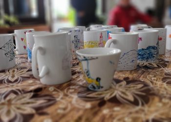 Deca oslikavala šolje u manastiru Suvodol za humanitarnu novogodišnju aukciju