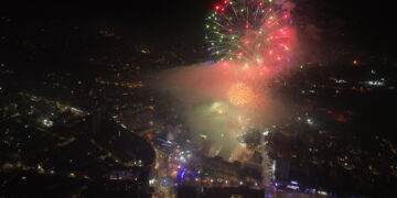 Zaječarci dočekali Novu 2024. godinu uz raskošni vatromet i Tropiko bend (VIDEO)