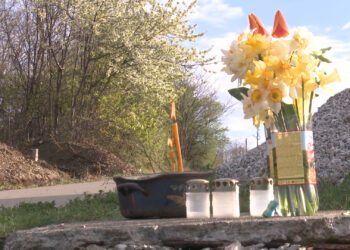 U Banjskom Polju sveće i cveće na mestu gde je stradala devojčica