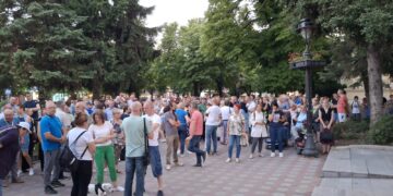 Protest ispred Osnovnog javnog tužilaštva u Zaječaru, građani poručili “Gledamo vas”