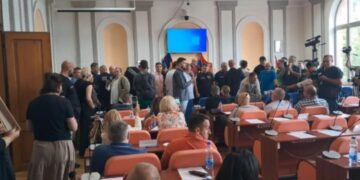 Skupštinsko zasedanje sa višesatnim pauzama