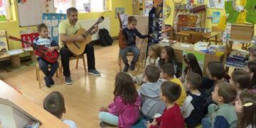 Muzička čarolija vaspitača Bojana (VIDEO)