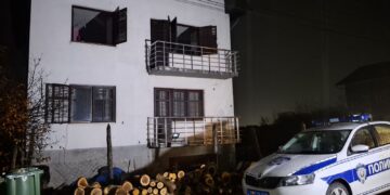 Jedno starije lice nastradalo u požaru u kući na Šljivarskom putu. Nezvanično, u objektu pružane usluge čuvanja starih bez dozvole za rad(VIDEO)