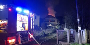 Požar u Zvezdanu, izgoreo krov porodične kuće (VIDEO)