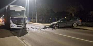 Sudar kamiona i pasata, povređen vozač automobila