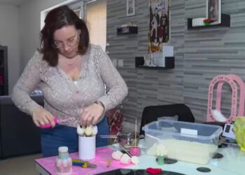 Čarolija voska iz Zaječara: Žaklina pretvara svoj hobi u male umetničke poklone (VIDEO)