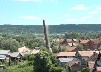 Srušen dimnjak stare ciglane u Vlačiću (VIDEO)