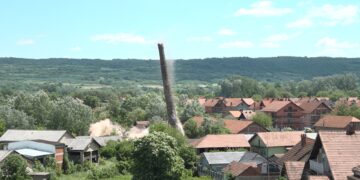Srušen dimnjak stare ciglane u Vlačiću (VIDEO)