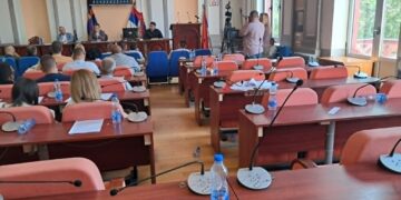 Opozicija napustila zasedanje, skupštinska većina usvojila odluku o dodeli pomoći mlađim osnovcima