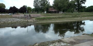 Uklonjen drveni pešački most na Popovoj plaži u Zaječaru zbog sanacije (VIDEO)
