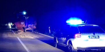 Sudar kombajna i putničkog vozila kod skretanja za Grlište