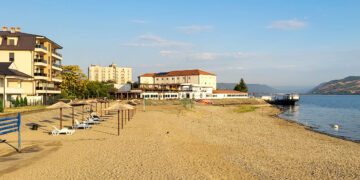Novi suncobrani i ležajke na plaži u Kladovu