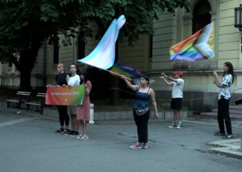 Prajd karavan uz policiju i protivnike skupa