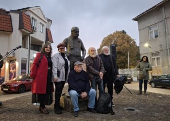 Pesnici tradicionalno odali počast Zoranu Radmiloviću u Zaječaru uoči početka pozorišnog festivala