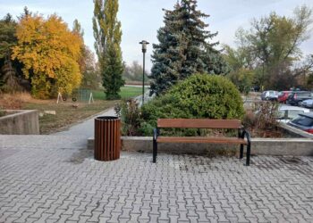 Nove klupe i kante za otpad ispred ZC Zaječar