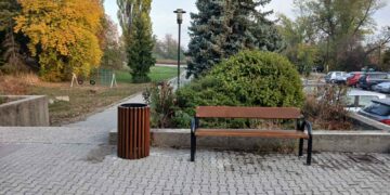 Nove klupe i kante za otpad ispred ZC Zaječar